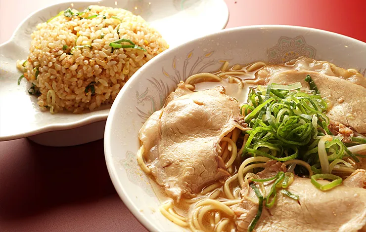 大黒ラーメン三宮東店のラーメン並と焼きめし並
